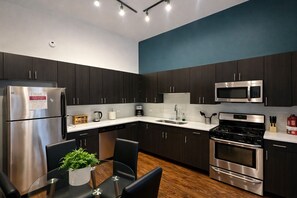 Fridge, microwave, oven, stovetop - Comfy 3BR Chicago Retreat 420 Friendly Unit Near McCormick Place & Soldier Field (Chicago)