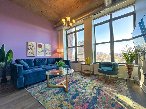 Smart TV, libros y impresora