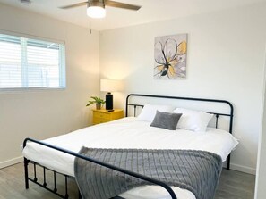 2 bedrooms, iron/ironing board, travel cot, free WiFi - Alluring townhouse with 2 KING beds, free parking, Grill area and outdoor patio (Phoenix)