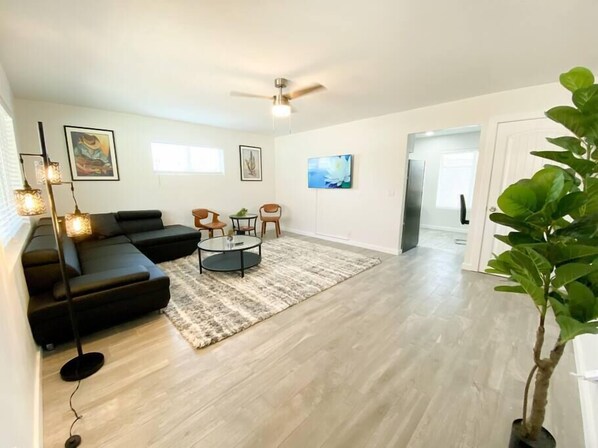 Smart TV, books - Alluring townhouse with 2 KING beds, free parking, Grill area and outdoor patio (Phoenix)