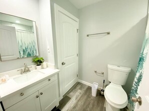 Secador de pelo, toallas, jabón, shampoo