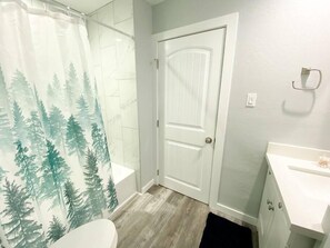 Hair dryer, towels, soap, shampoo - Alluring townhouse with KING bed, parking & outdoor area (Tempe)