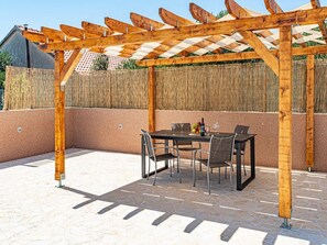 Outdoor dining - Apartment Niko - Two Bedroom Apartment with Swimming Pool (Šibenik)