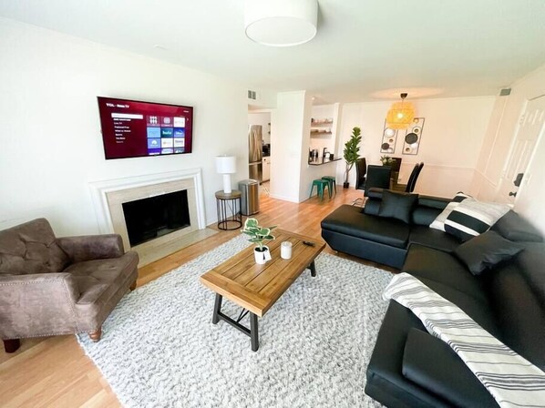 Smart TV, Netflix, books, streaming services