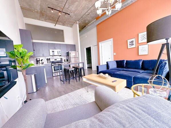 Älytelevisio, kirjoja, tulostin