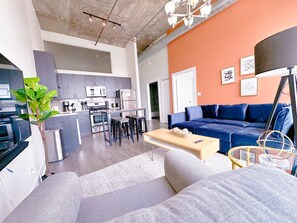 Smart TV, books, printers - McCormick Place 2b/2b family unit with optional parking for up to 8 guests (Chicago)