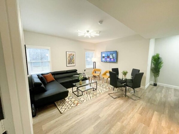 Smart TV, books - Alluring 2 KING bed oasis with optional parking for up to 6 guests (Nashville)