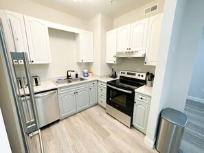 Fridge, microwave, oven, stovetop - Alluring 2 KING bed oasis with optional parking for up to 6 guests (Nashville)