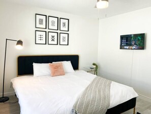 2 habitaciones, tabla de planchar con plancha y cuna de viaje 