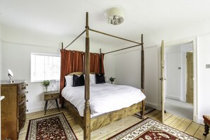 2 bedrooms, iron/ironing board, travel cot, WiFi