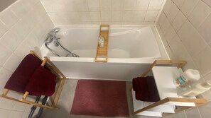 Haartrockner, Handtücher, Seife, Shampoo