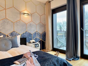 LÀgenhet Comfort - 1 sovrum - balkong - utsikt mot staden | 1 sovrum, allergitestade sÀngklÀder, skrivbord och arbetsyta för laptop