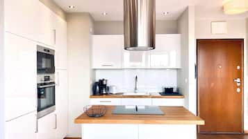 Refrigerador con freezer, microondas, horno, placa de cocina