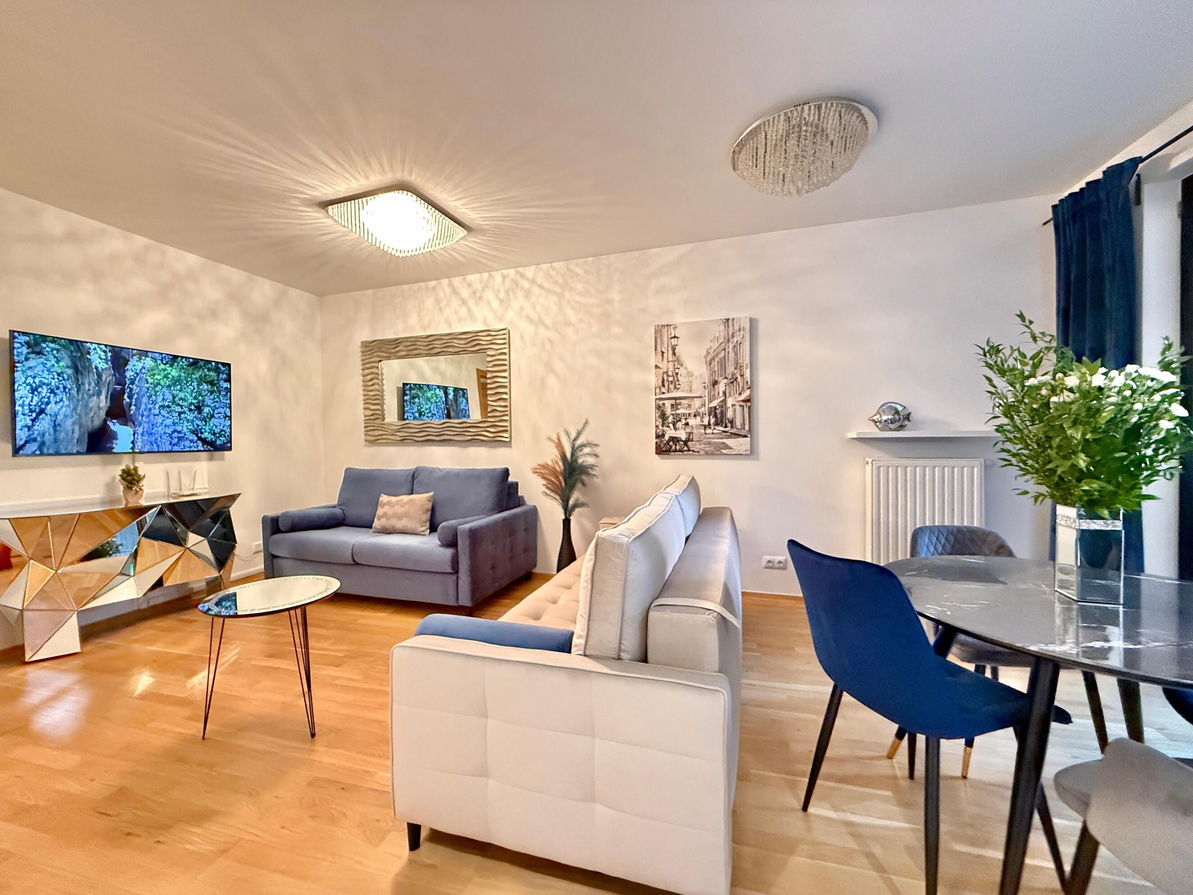 Appartement Deluxe | Salle de séjour | TV connectée de 55 pouces avec chaînes par satellite