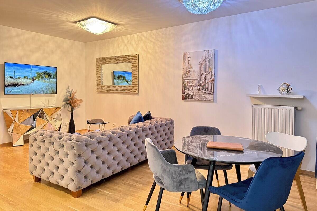 Căn hộ Deluxe | Phòng khách | Smart TV 55-inch có truyền hình vệ tinh, sàn nhà có sưởi