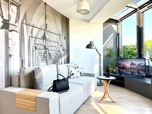 Comfort-Apartment | Wohnbereich | 55-Zoll-Smart-TV mit Satellitenempfang, Fußbodenheizung