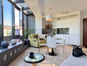 Comfort Apartment | Living area | 55-inch Smart TV with satellite channels, heated floors - Angel Mint Apartment (Kraków)