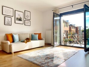 Standard Apartment, 1 Bedroom, Balcony, City View | Living area | 55-inch Smart TV with satellite channels, heated floors - Angel Mint Apartment (Kraków)