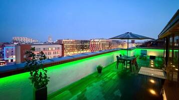 Leilighet – deluxe, 2 soverom, terrasse, byutsikt | Terrasse/patio