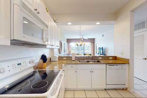 Lakefront condo with pool, tennis, lake views, grill, patio, W/D, fast WiFi & AC