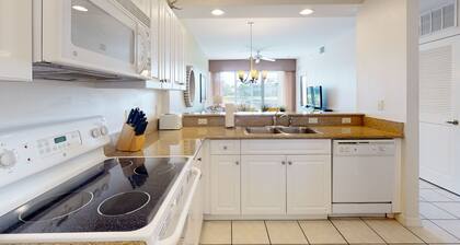 Lakefront condo with pool, tennis, lake views, grill, patio, W/D, fast WiFi & AC