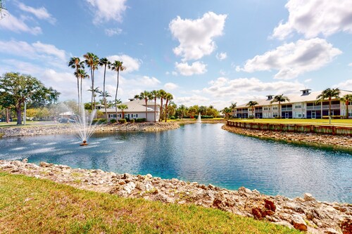 Lakefront condo with pool, tennis, lake views, grill, patio, W/D, fast WiFi & AC