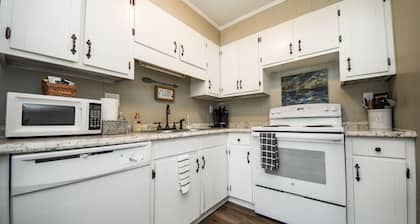 Eclectic Abode I-75 Hop & Skip City BEST LOCATION