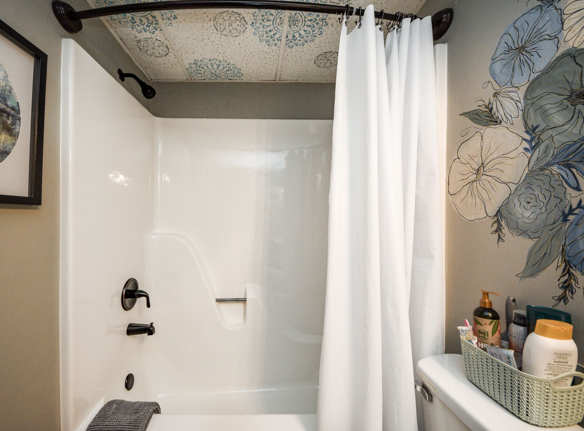 Douche, sèche-cheveux, serviettes fournies, savon