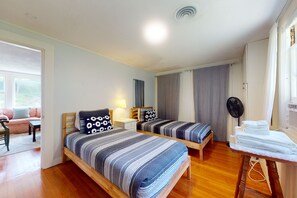 2 chambres, fer et planche à repasser, accès à Internet, literie fournie