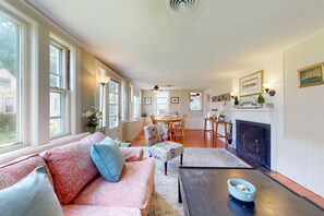 Televisio, takka, kirjoja