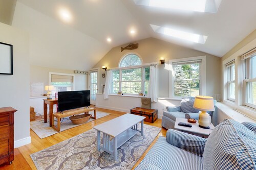 Inviting oceanfront cottage with fireplace, beach access, kayaks, & W/D