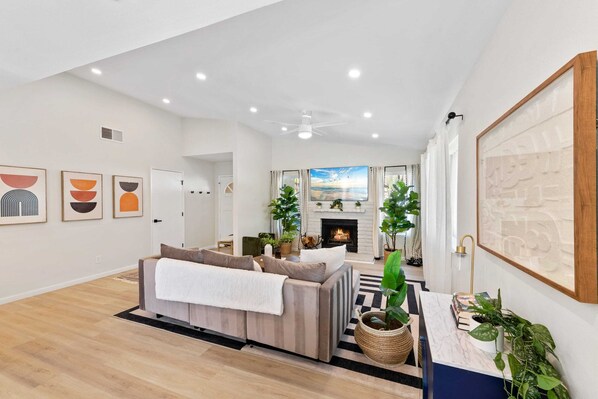 Televisio, takka, kirjoja, työhuone