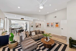 TV, fireplace, books, offices - NEW Oasis 3BD heated pool, spa (La Quinta)