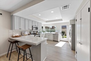 Jääkaappi, mikroaaltouuni, uuni, liesi