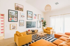 TV, books, offices - NEW Inst@grammable Unique Resort-style Heated Pool (Desert Hot Springs)