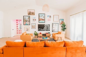 TV, books, offices - NEW Inst@grammable Unique Resort-style Heated Pool (Desert Hot Springs)