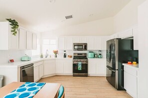 Fridge, microwave, oven, stovetop - NEW Inst@grammable Unique Resort-style Heated Pool (Desert Hot Springs)