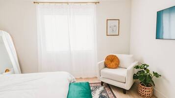 4 habitaciones, escritorio, tabla de planchar con plancha y wifi