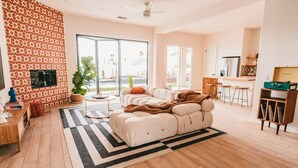 TV, fireplace, video games, books - Jonathan Adler featured 4BD, heated pool, hot tub (Desert Hot Springs)