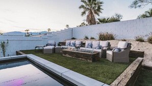 Terrace/patio - Jonathan Adler featured 4BD, heated pool, hot tub (Desert Hot Springs)