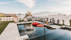 A heated pool - Jonathan Adler featured 4BD, heated pool, hot tub (Desert Hot Springs)