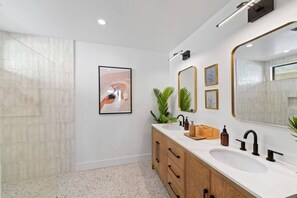 Baignoire, sèche-cheveux, shampoing, papier toilette