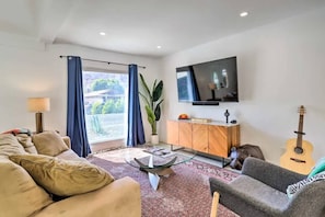 TV, fireplace, stereo, offices - NEW Resort Style Home w/ Private Pool (La Quinta)