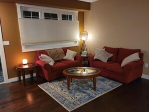 Interior - Luxury 3 Bed 3 Bath with Gym/Sauna, BBQ, AC, private Workspace & 4 TVs (Penticton)
