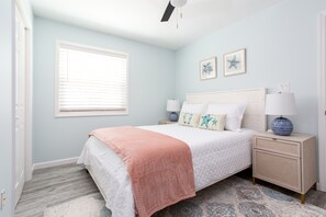 5 habitaciones, escritorio y tabla de planchar con plancha 