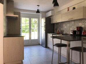 Réfrigérateur, four à micro-ondes, un four, lave-vaisselle