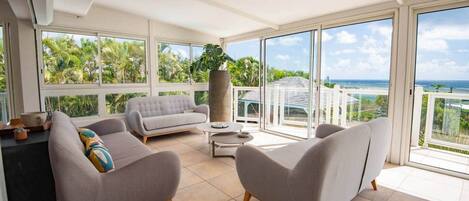 Una televisión, una mesa de tenis de mesa