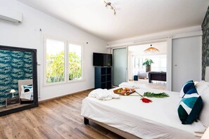 6 bedrooms, iron/ironing board, free WiFi, bed sheets