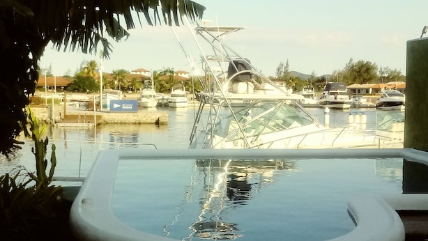 An infinity pool with a view of a marina. - Morada do Canal Búzios (Búzios)