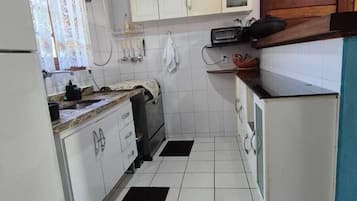 Quarto econômico, ar-condicionado, no piso térreo | Cozinha privada